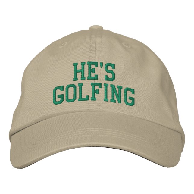 Boné Bordado Ele Está Jogando Golfe (Frente)