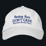 Boné Bordado Engraçado nome do time personalizado "Hockey Hair<br><div class="desc">O boné engraçado do estilo baseball diz "Cabelo de Hóquei não se importa". (Você também pode mudar isso para Hockey Hair I DO Care".) Adicione o nome da sua equipe ou jogador abaixo e mude facilmente o texto e essa cor. Se você é um jogador de hóquei fã de um,...</div>