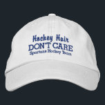 Boné Bordado Engraçado nome do time personalizado "Hockey Hair<br><div class="desc">O boné engraçado do estilo baseball diz "Cabelo de Hóquei não se importa". (Você também pode mudar isso para Hockey Hair I DO Care".) Adicione o nome da sua equipe ou jogador abaixo e mude facilmente o texto e essa cor. Se você é um jogador de hóquei fã de um,...</div>