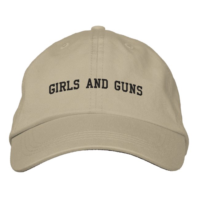BONÉ BORDADO GAROTAS E ARMAS (Frente)