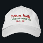 Boné Bordado Local e Data Personalizados das Férias de Natal Fa<br><div class="desc">Comemore suas férias de Natal da família com este boné personalizado de beisebol de qualidade com seu nome de família,  local de férias e texto personalizado. Altere facilmente o texto e essa cor. Faz um bom aplauso para comemorar suas férias especiais.</div>