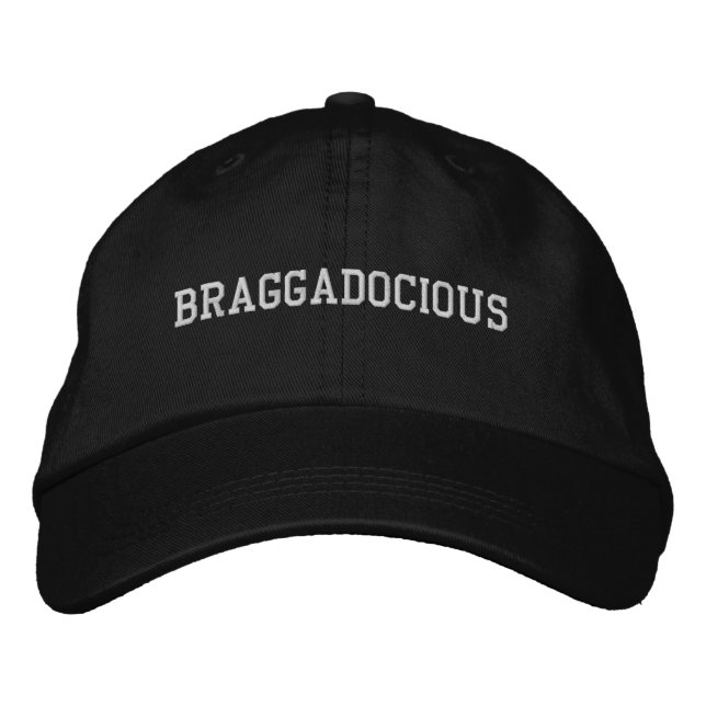 Boné Braggadocious Preto Branco Bordado Statement  (Frente)