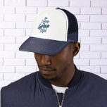 Boné Branco Azul Moderno Vivendo a Grace Life Baseball<br><div class="desc">Citações inspiracionais na tipografia "Estou Vivendo a Graça Vida" com o gráfico de imagem vencedor. Este boné moderno de baseball em tipografia é uma excelente maneira de expressar seu estilo pessoal e sua fé. Excelente para aquela cara especial, presentes de casamento para padrinhos de casamento, aniversários e muitas outras ocasiões!...</div>