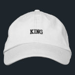 Boné Branco do Rei Majestoso Nome do Texto Embroid<br><div class="desc">Faça uma declaração com este chapéu branco de algodão,  mostrando um texto bordado de "Rei". O design clássico e a correia ajustável oferecem conforto e ajustado,  fazer o acessório perfeito para qualquer armário inspirado em royalties.</div>