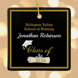 Boné branco e ornamento diplomático cerâmico