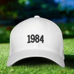 Boné branco flexível bordado do Pai do ano de nasc<br><div class="desc">Este Simples Pai de Ano de Nascimento de 1984, Hat Minimalista, Boné Branco Flexfit é perfeito para pais de tendências e esportistas. 🦋 AVISO: o texto no verso. 🦋 Você pode personalizar facilmente o produto adicionando seu próprio ano e texto ("pai", "pai", "Mike"... ) para torná-lo completamente exclusivo. Você também...</div>