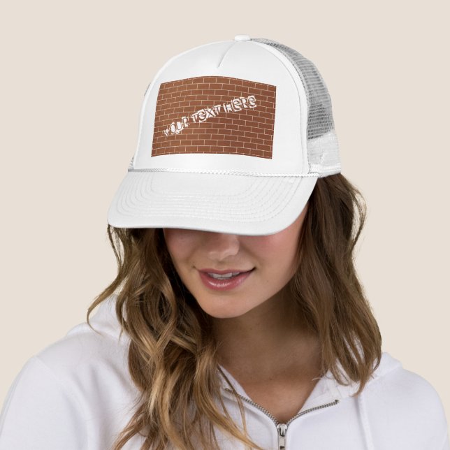 Boné Brick Wall Trucker Hat com Texto Personalizado (In Situ)