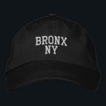 Boné BRONX NY Branco simples em preto<br><div class="desc">BRONX NY White minimalista bordado em um chapéu de algodão preto. O bordado branco é personalizável para outras opções de cores selecionando o botão da ferramenta "Editar Design". Também está disponível a opção de selecionar essa cor na página do item principal.</div>