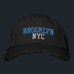 Boné BROOKLYN NYC no Estilo de Vintagem Preto<br><div class="desc">Jade BROOKLYN NYC e bordado de cor azul claro no chapéu de algodão do estilo Vintage em preto distante. O bordado é personalizável para outras opções de cor selecionando o botão da ferramenta "Editar Design". Também está disponível a opção de selecionar essa cor na página do item principal.</div>