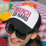 Boné Brunch So Duro Magenta e preto<br><div class="desc">Brunch tão duro! Trucker que apresenta uma divertida brincadeira na letra de rap em texto de bloco nítido e moderno,  com "Brunch" em cor-de-rosa magenta profundo com um ligeiro efeito sombrio,  e o resto em preto clássico.</div>