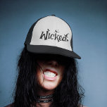 Boné Bruxa Engraçada de Halloween<br><div class="desc">Solte o seu lado 'Wicked' neste Halloween e faça uma declaração de feitiço. É o que deve ter para a estação assustadora, perfeito para truques e doces. Pegue esta design inspirada em bruxaria e faça deste Halloween um malvado divertido!</div>