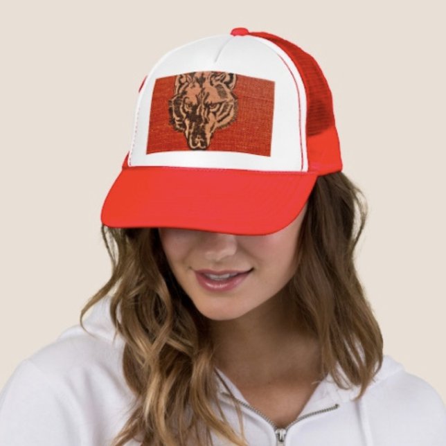 Boné Cabeça de Lobo em Vermelho   (Wolf Head on Red Trucker Hat   Adjust from 17" to 24" 100% polyester foam front 100% nylon mesh back)