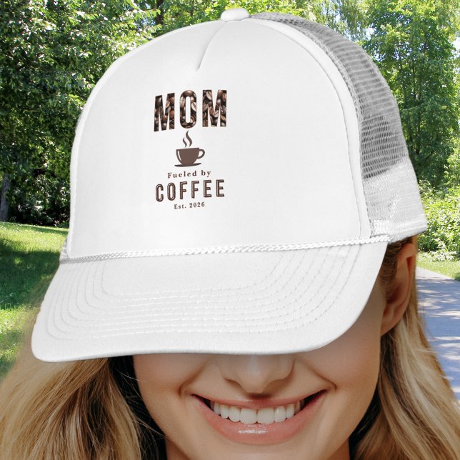 Boné Café da Mamãe Humor Dia das Mães Est. (A cap for a "Mom fueled by Coffee" with custom "established" year, cup icon and coffee beans detail)