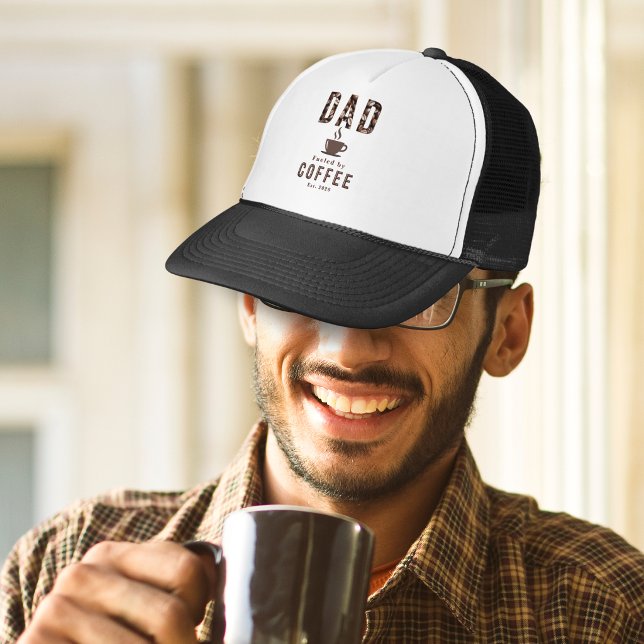 Boné Café do Papai Humor Dia dos Pais Est. (A hat with 'Dad Fueled By Coffee' and custom established date, with cup icon and coffee beans detail)