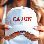 Boné Cajun Red em Branco<br><div class="desc">Um chapéu oficial Cajun para vestir orgulhosamente dentro e fora de Louisiana.</div>