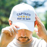 Boné Capitão Náutico Nome do Barco Marinho Estrelas Dou<br><div class="desc">Veleja em estilo com um branco bordado personalizado com sua classificação Capitão ou outro título desejado junto com seu Nome ou Nome do Barco em azul marinho e cinco estrelas douradas. Várias cores de boné e thread a escolher. Faz um presente personalizado de excelente para Dia de os pais, aniversários...</div>