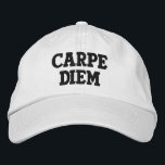 Boné Carpe Diem (Latim)<br><div class="desc">Carpe Diem é latim para "Aproveite o dia". Lembre-se a si mesmo e aos outros de aproveitar cada dia como uma oportunidade.</div>