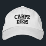 Boné Carpe Diem (Latim)<br><div class="desc">Carpe Diem é latim para "Aproveite o dia". Lembre-se a si mesmo e aos outros de aproveitar cada dia como uma oportunidade.</div>