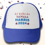 Boné Cat Ladies para Kamala Harris 2024<br><div class="desc">Levante-se e se destaque com esta campanha política que apoia Kamala Harris e Cat Ladies em todos os lugares. Apresenta a peça de arte em palavras estilhaçada em tema vermelho, branco e azul.</div>