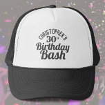 Boné Celebração do Chapéu do Caminhoneiro aniversário d<br><div class="desc">Para celebrar um aniversário especial. Projetado para alguém com 30 anos de idade. Celebração de aniversário de 30 anos. Bash de aniversário. Adicione o nome e o número. Chapéu de festa de aniversário.</div>