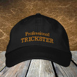 Boné Chapéu de caminhoneiro bordado do TRICKSTER profis<br><div class="desc">Chapéus bordados: Boné de beisebol divertido na moda com texto "TRICKSTER Profissional" - chapéus de festa humorísticos,  Papai Noel Secreto,  festa de vestir,  noites fora / estudantes universitários</div>