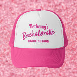 Boné Chapéu de Caminhoneiro Personalizado de Bacheloret<br><div class="desc">Vestir o Esquadrão da Noiva ao combinar os chapéus de caminhoneiros da Bachelorette Rosa Quente. Super fofo para seus dias ou noites juntos celebrando sua bestie. Personalizado com o nome da noiva no topo e Bachelorette em um script retroativo dos anos 90. O texto "Esquadrão da Noiva" também pode ser...</div>