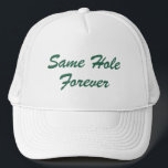 Boné Chapéu de Golfe Festa de Solteiro Mesma Buraco Par<br><div class="desc">Chapéu de Golfe Festa de Solteiro Mesma Buraco Para Sempre Personalizado Chapéu de Caminhoneiro Festa de Solteiro para Presente do Noivo Presente para o Noivo Festa de Solteiro</div>