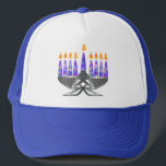 Boné Chapéus de Menorah do metal<br><div class="desc">Arte de Digitas Chanukah - menorah martelado com velas roxas modeladas, todo o burning do metal.</div>