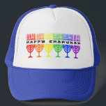 Boné Chapéus felizes de Chanukah do arco-íris<br><div class="desc">Chanukah feliz em uma linha de chanukiot do arco-íris (menorahs). Um design judaico do feriado para Chanukah.</div>