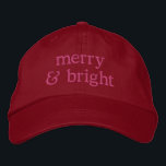 Boné Chic Personalizada com Brilho Vermelho Cor-de-Rosa<br><div class="desc">Comemore a temporada de festas em estilo com este boné chic e festivo de beisebol bordado de "Feliz e Brilho". Com texto retrorinspirado e uma paleta rosa e vermelha vibrante, este acessório tradicional de Natal é perfeito para adicionar um toque divertido e nostálgico às suas roupas de férias. Esteja você...</div>