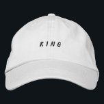 BONÉ Clássico Branco Bonito, Poderoso Homem<br><div class="desc">Ordene o dia com este boné de na moda "KING". Texto bordado ou impresso destaca sua personalidade ousada. O tecido de algodão a 100% é macio, mas durável, concebido para um visto duradouro. Uma precinta ajustável no verso oferece um ajustado personalizado. Perfeito por adicionar um pouco de confiança a qualquer...</div>