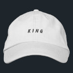 BONÉ Clássico Branco Bonito, Poderoso Homem<br><div class="desc">Ordene o dia com este boné de na moda "KING". Texto bordado ou impresso destaca sua personalidade ousada. O tecido de algodão a 100% é macio, mas durável, concebido para um visto duradouro. Uma precinta ajustável no verso oferece um ajustado personalizado. Perfeito por adicionar um pouco de confiança a qualquer...</div>