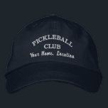 Boné Clube de Equipe de Pickleball Personalizado, Nome<br><div class="desc">O chapéu perfeito para os entusiastas da bola de picles. Adicione o seu clube, nome da equipe, localização ou data da cidade/cidade, nome do torneio, etc. para criar um boné de seleção. Excelente para jogos de equipe ou eventos de torneio - ou até mesmo uma viagem de picleball. Altere facilmente...</div>