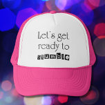 Boné Coisa engraçada Bachelorette trucker odeia anivers<br><div class="desc">O engraçado caminhoneiro feminino de aniversário odeia presentes de aniversário ou Festa de solteira. O vamos se prepara para tropeçar. Design por Wisecrack,  presentes num chapéu rosa quente.</div>