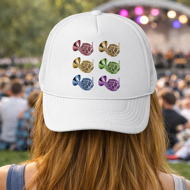 Boné Colagem de Chifre Francês Arco-íris (A hat with two columns of french horns done in a rainbow of colors.)
