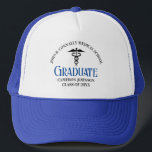 Boné Comemorativa da Graduação da Faculdade de Medicina<br><div class="desc">Esta graduação de medicina personalizada azul que oferece a tipografia moderna para uma classe de formando 2024. Personalize com o seu ano de graduação sob o caduceus para enfermeiro ou médico personalizado excelente,  mantendo-o para um médico de graduação.</div>