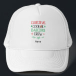 Boné Cookie Baking Crew Name Combinação Família<br><div class="desc">Este boné de bola de Natal personalizado,  com as palavras "A Tripulação de Natal",  é um perfeito chapéu de caminhão para a família que adora assar os biscoitos de Natal juntos. Este chapéu é um presente personalizado excelente para uma mãe,  Pai,  vovó ou vovô que adora assar.</div>