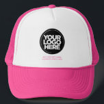 Boné Cor-de-rosa | Logotipo personalizado e basebol de<br><div class="desc">Crie seu próprio Trucker Hat rosa rosa e fofo corporativo! Nosso modelo moderno e elegante vem com uma variedade de cores, oferecendo opções de personalização do cheio para mostrar o logotipo da sua empresa, a fotografia escolhida ou a imagem. Aumente a personalização adicionando seu nome, slogan ou moniker da empresa,...</div>