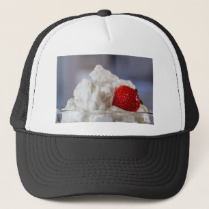 Boné Creme com morangos numa taça de vidro
