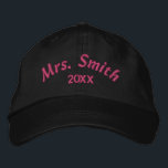 Boné de Baseball da Noiva Personalizada - Casament<br><div class="desc">Celebre a noiva com este boné de baseball personalizado - personalize com 'Sra. [Sobrenome]', datas de casamento ou frases divertidas! Perfeito para comemorações de casamento, festas de solteira e fotos. Use nossa ferramenta de design para personalizar, personalizar e para editar, substituir ou remover o texto ou os elementos de design...</div>