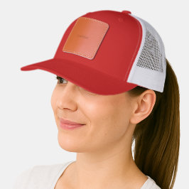 Boné de camionista vermelho e branco com um remend