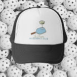 Boné de clube gráfico de pickleball e martini<br><div class="desc">Mostre seu amor por pickleball e coquetéis com este chapéu de clube elegante que apresenta um gráfico divertido e único! O chapéu ostenta um design lúdico que combina uma raquete e uma bola de pickleball com um copo de martini clássico, misturando a emoção do jogo com a elegância da sua...</div>