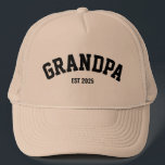 Boné Dia de os pais Personalizado de Data Final do Vovô<br><div class="desc">Este vovô personalizado "Est. Ano" é o presente perfeito para celebrar um novo ou temperado avô! Apresentando um design clássico e estruturado com letras em negrito no estilo colegial, este boné exibe orgulhosamente "GRANDPA" ao lado de um "Est" personalizável. Detalhe do ano para marcar quando começou a jornada de avós....</div>