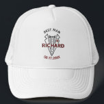 Boné Dif. Data do Melhor Casamento de Homem Personaliza<br><div class="desc">Este chapéu único foi concebido como um presente para o teu Melhor Homem. Possui uma única camada do nome que lhe dá a sensação de profundidade. O texto lê "Melhor Homem" juntamente com a data do evento. Excelente maneira de o obrigado por fazer parte da sua festa de casamento. Se...</div>