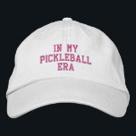Boné Divertido, Presente De Jogada De Trendência - Na M<br><div class="desc">Um chapéu giro e divertido que diz "Na Era do Meu Pickleball". Perfeito para aqueles que amam o jogo de picleball. Arranja um chapéu igual para o teu bestie de picleball. Altere facilmente o texto personalizado.</div>
