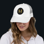 Boné Dourado Monograma, boato branco preto<br><div class="desc">Mostre seu estilo pessoal com este chapéu de caminhoneiro, com um design de monograma impressionante. O círculo negro e o ouro inicial criam um contraste na moda, fazer-o como acessório perfeito para qualquer roupa, reunião familiar ou evento comercial. Não há minimos disponíveis em massa. Este chapéu é mais do que...</div>