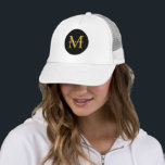 Boné Dourado Monograma, boato branco preto<br><div class="desc">Mostre seu estilo pessoal com este chapéu de caminhoneiro, com um design de monograma impressionante. O círculo negro e o ouro inicial criam um contraste na moda, fazer-o como acessório perfeito para qualquer roupa, reunião familiar ou evento comercial. Não há minimos disponíveis em massa. Este chapéu é mais do que...</div>