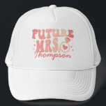 Boné Em Meu Noivado De Era Envolvido, Ofereça-Se À Facu<br><div class="desc">Apresentamos o nosso "Na Minha Era Envolvida" Trucker Hat Personalizado - um acessório chic e moderno que é perfeito para a futura noiva. Este chapéu personalizado não é apenas uma declaração de moda, mas também um presente de noivado ponderado, capturando a essência da era noiva. Apresentando um legal texto retrô...</div>