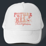 Boné Em Meu Noivado De Era Envolvido, Ofereça-Se À Facu<br><div class="desc">Apresentamos o nosso "Na Minha Era Envolvida" Trucker Hat Personalizado - um acessório chic e moderno que é perfeito para a futura noiva. Este chapéu personalizado não é apenas uma declaração de moda, mas também um presente de noivado ponderado, capturando a essência da era noiva. Apresentando um legal texto retrô...</div>