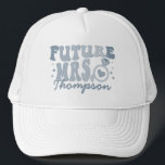 Boné Em Meu Noivado De Era Envolvido, Ofereça-Se À Facu<br><div class="desc">Eleve a celebração do seu noivado com o nosso "Na Minha Era Envolvida" Trucker Hat personalizado. Essa tendência e esse acessório legal é o presente personalizado perfeito para a noiva-a-ser, adicionando um toque de estilo retrô ao seu chá de panela ou festa de solteira. O chapéu apresenta texto retrô ondulado,...</div>